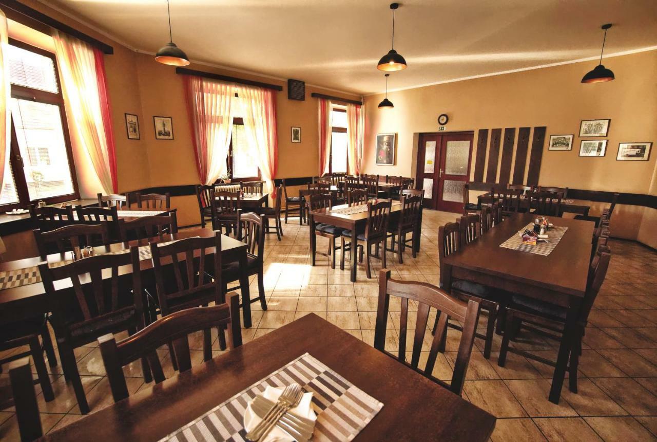 Restaurace A Penzion Praha Dolní Dunajovice Exterior foto