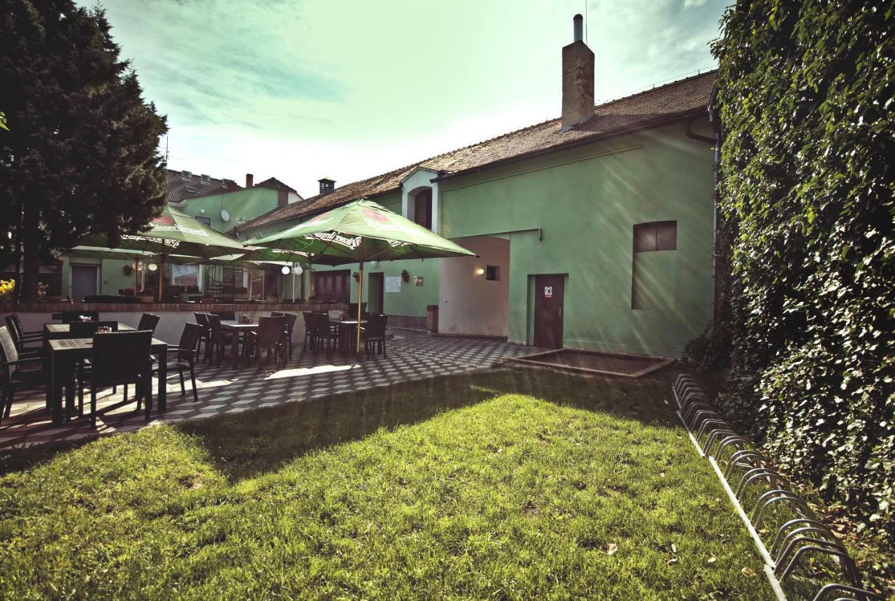 Restaurace A Penzion Praha Dolní Dunajovice Exterior foto