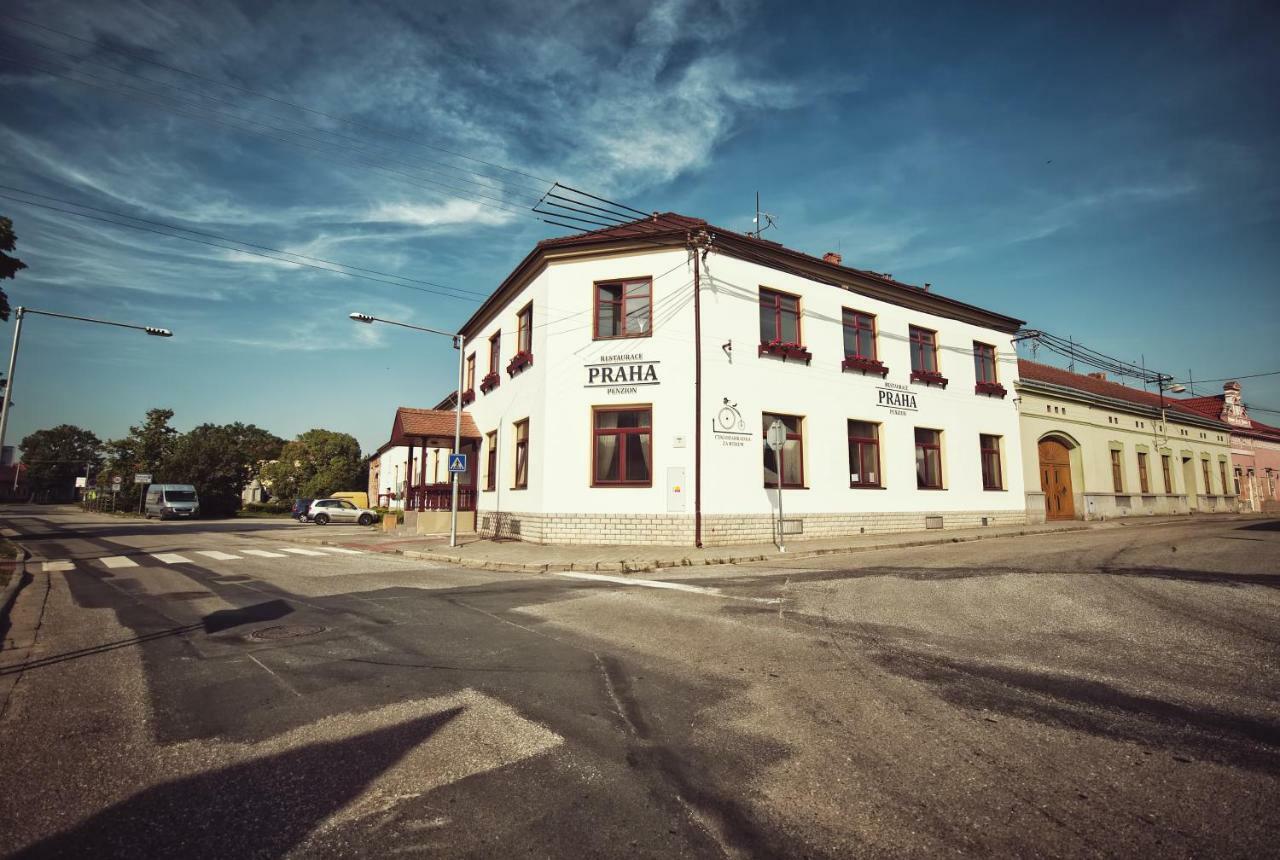 Restaurace A Penzion Praha Dolní Dunajovice Exterior foto