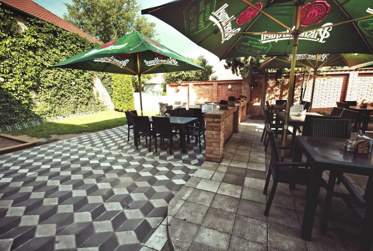 Restaurace A Penzion Praha Dolní Dunajovice Exterior foto